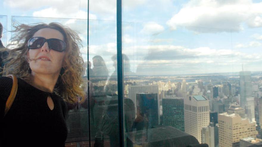 Sandra Barral, en la azotea del Empire State, sobre el &quot;sky line&quot; de New York.