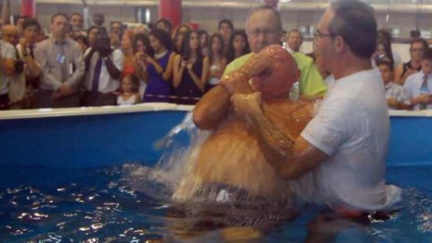 El bautizo mediante inmersión completa en el agua de los nuevos ministros Testigos de Jehová para comenzar el camino dentro del cristianismo