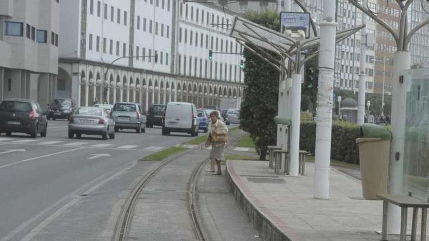 Las vías del tranvía, en el Orzán, sin uso.