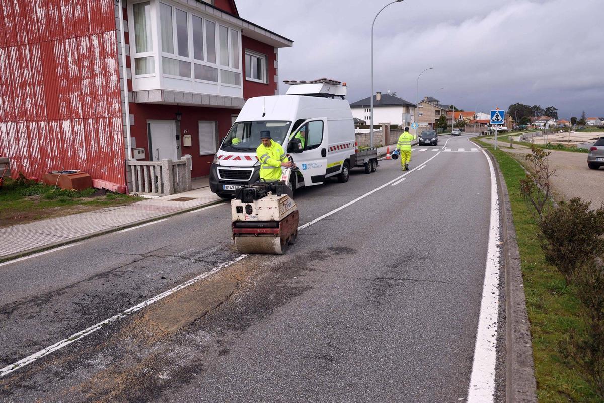 Operarios de la Xunta trabajando ayer en la PO-299 a su paso por Riasón.