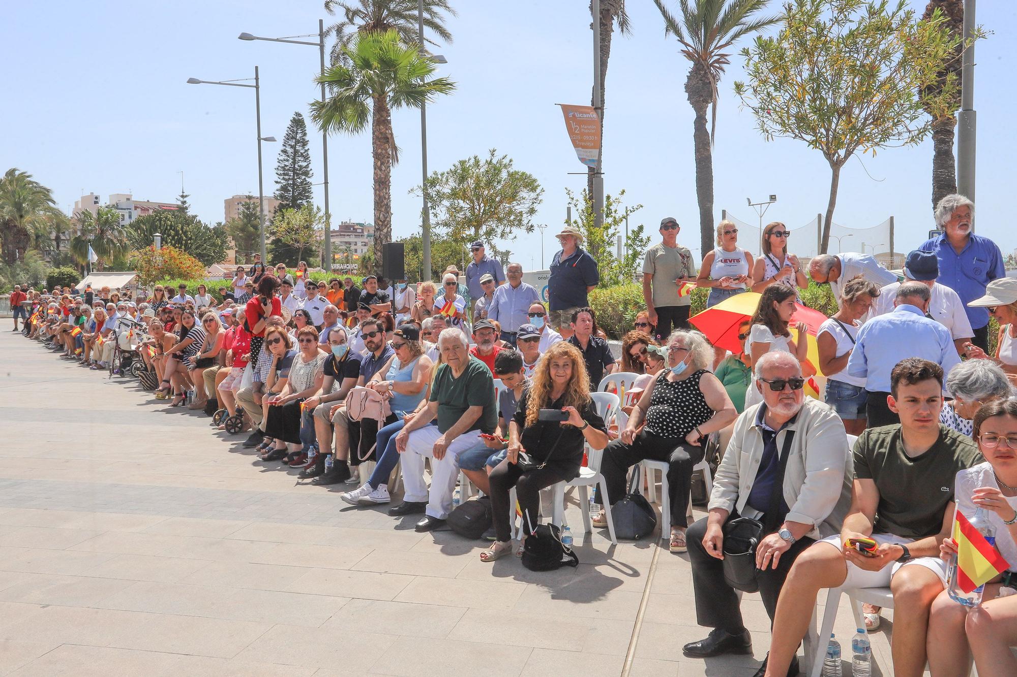 Sol y fidelidad a la bandera en Torrevieja