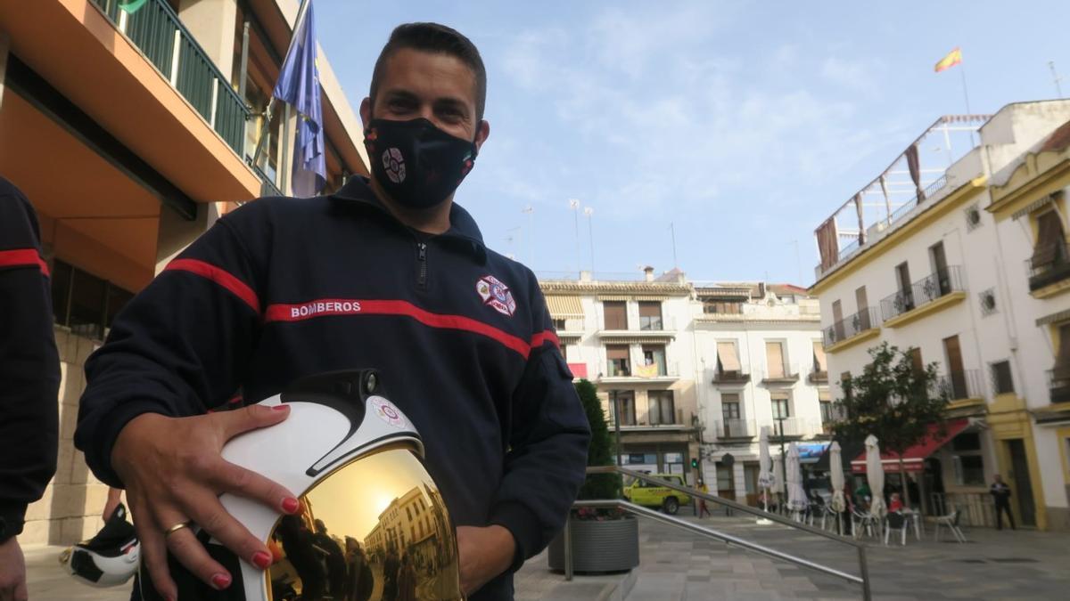 Uno de los nuevos bomberos se han pintado las uñas hoy tras la toma de posesión.