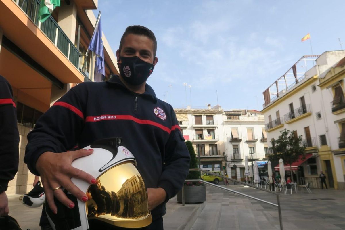 Uno de los nuevos bomberos que se han pintado hoy las uñas tras la toma de posesión.
