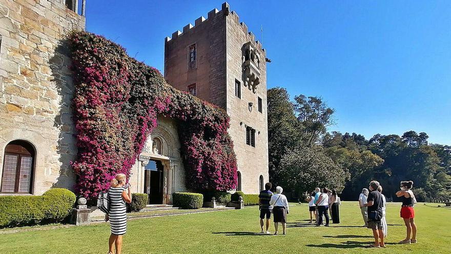 Un grupo de visitantes en los jardines del pazo de Meirás.