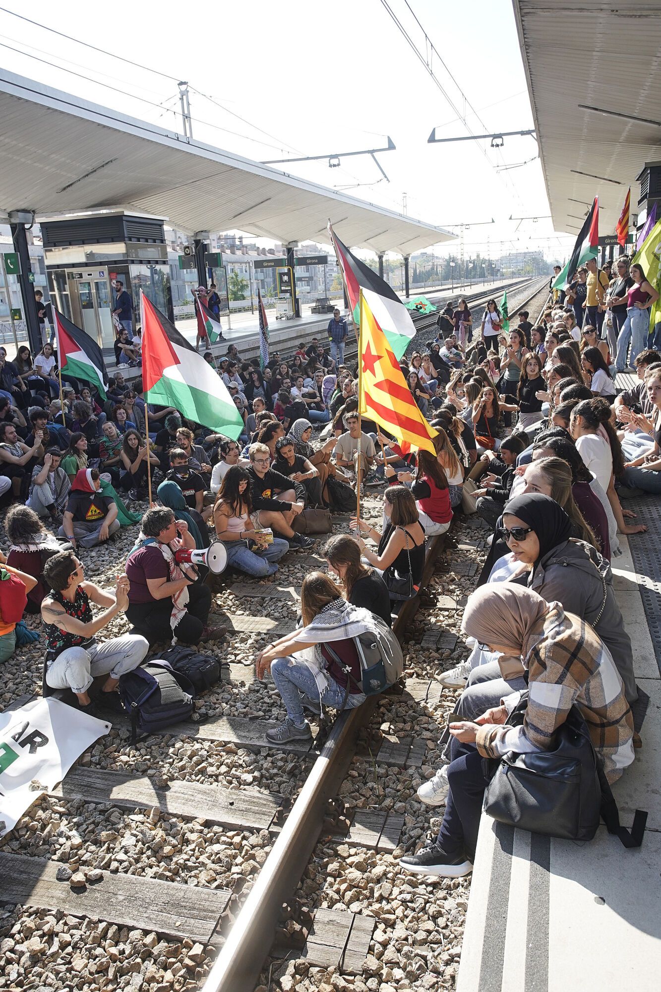 Girona estació tren convencional vies tallades manifestació propalestina intersindical