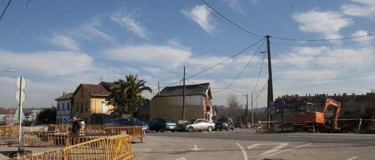 Las obras de construcción de la glorieta de El Castro, ayer.