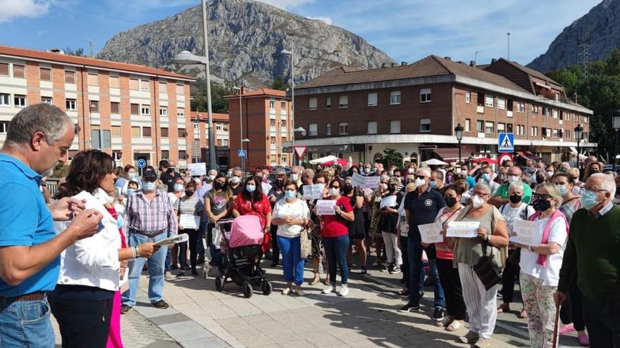 La concentración de protesta, ayer, en Teverga