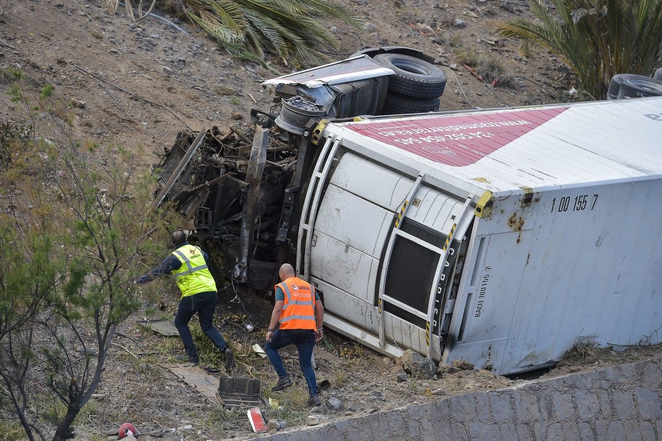 Accidente de un camión en una ladera cerca de La Laja