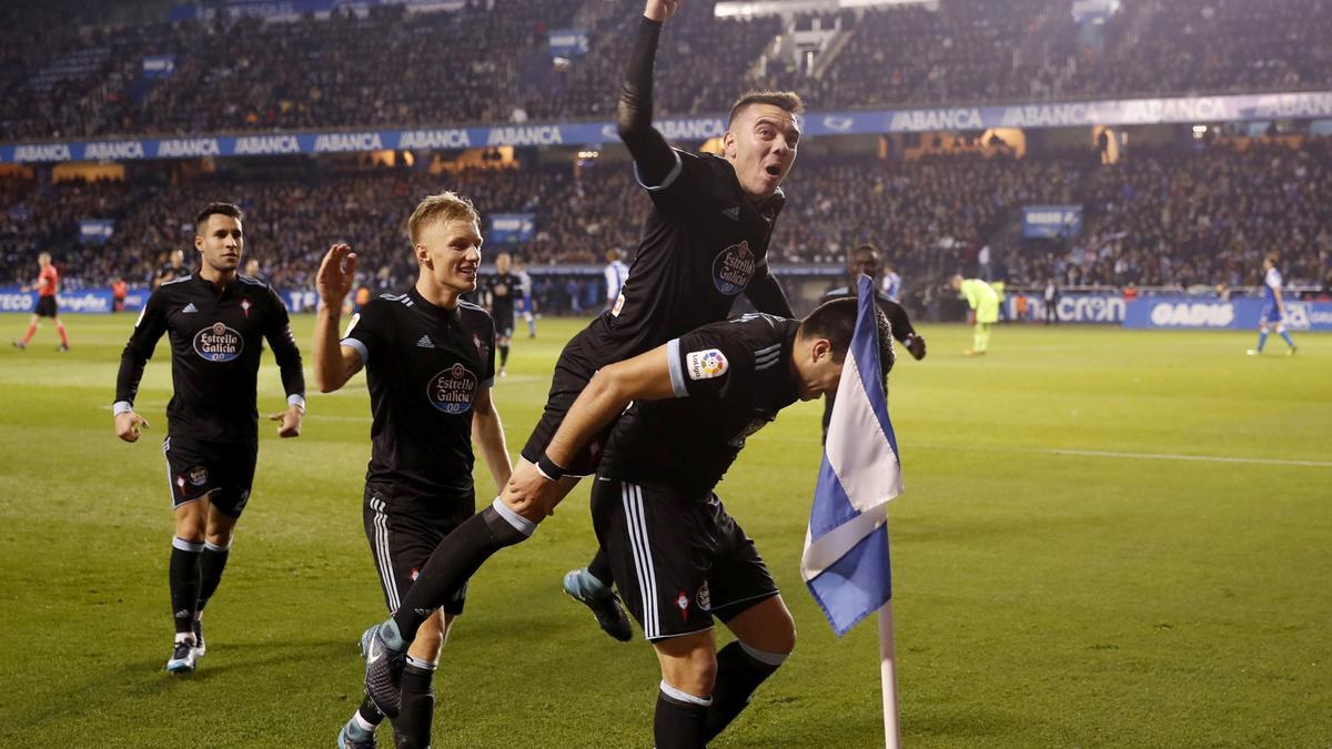 PARTIDO ENTRE EL REAL CLUB DEPORTIVO DE LA CORUÑA Y EL REAL CLUB CELTA DE VIGO, DISPUTADO EN EL ESTADIO ABANCA RIAZOR. Iago Aspas, subido a la espalda de Maxi Gómez, celebra su primergol. Detrás, Wass.