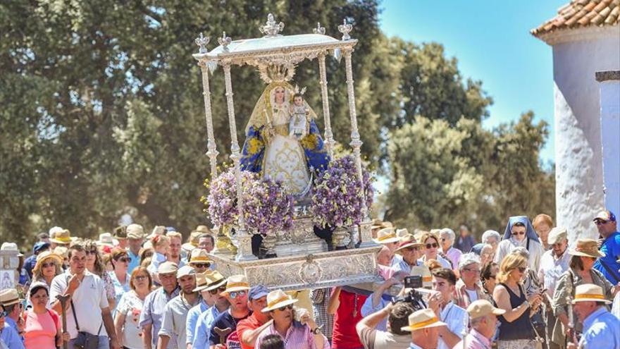 Los jarotes trasladan a la Virgen de Luna a la iglesia de San Miguel