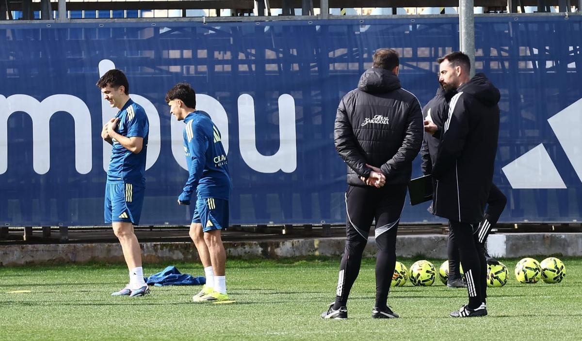 Sellés dialoga con Jesús Cabrero, psicólogo del equipo, junto a Larios y Pinilla.