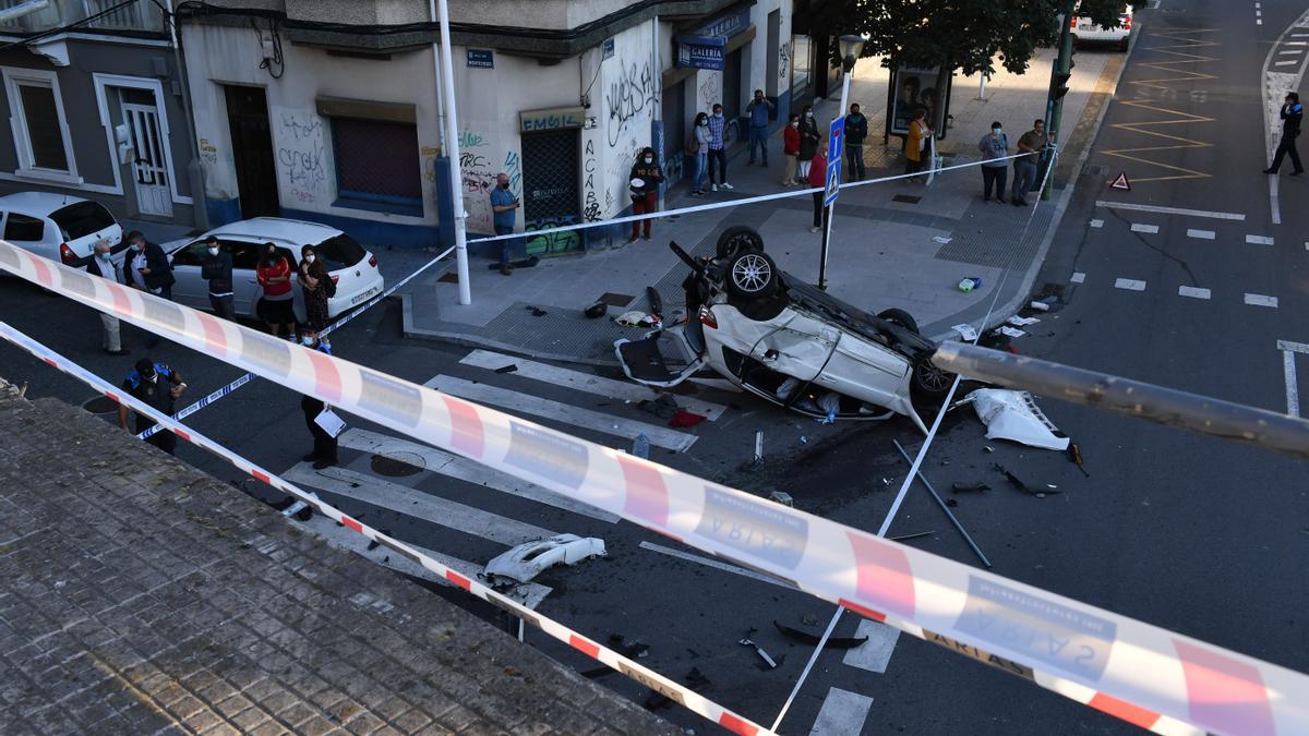 Espectacular accidente en la ronda de Outeiro con un coche precipitado a la calle Caballeros