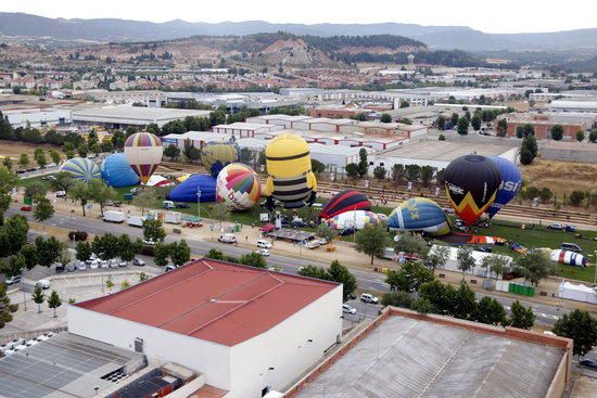 Més de cinquanta globus d'arreu del món aixequen el vol a Igualada en la 21a edició de l'European Balloon Festival