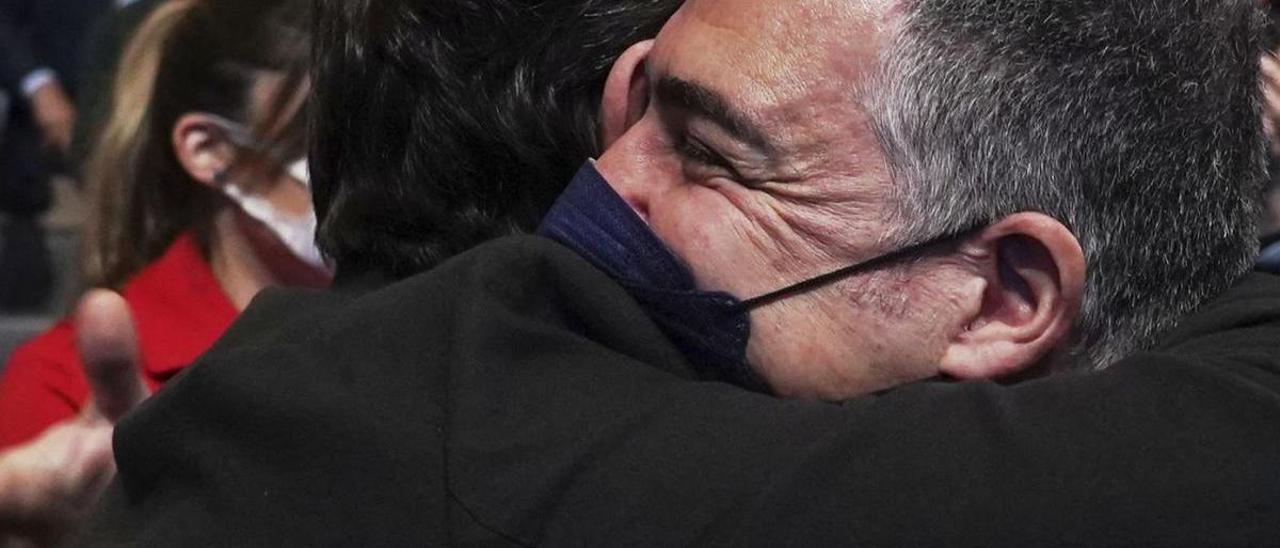 Elías Bendodo abraza a Alberto Núñez Feijóo, ayer en el Congreso Nacional del PP. |