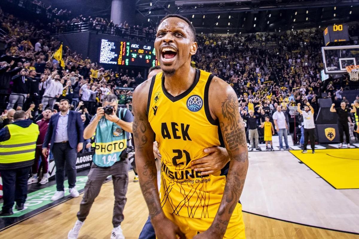 James Nunnally celebrando la clasificación del AEK a la Final Four de la BCL de Badalona.