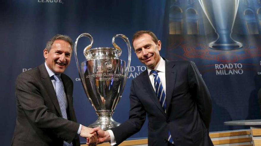 Txiki Begiristain, del Manchester City, estrecha la mano a Emilio Butragueno, del Real Madrid, ayer tras el sorteo. // D. Balibouse