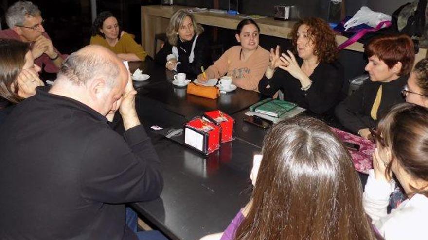 Imatge de la reunió d&#039;usuaris a la cafeteria de l&#039;estació d&#039;autobusos de Manresa