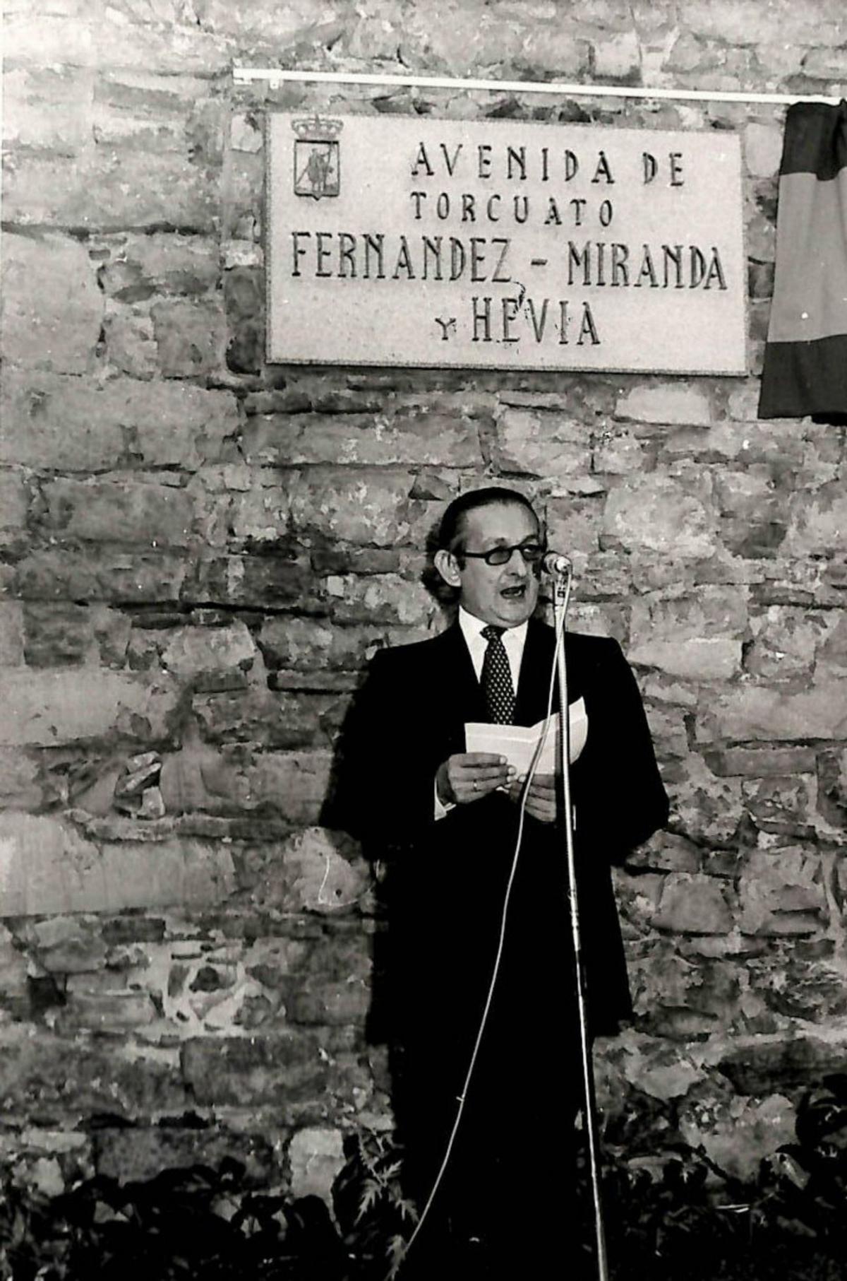 Torcuato Fernández-Miranda, en el estreno de la avenida que lleva su nombre en Gijón.