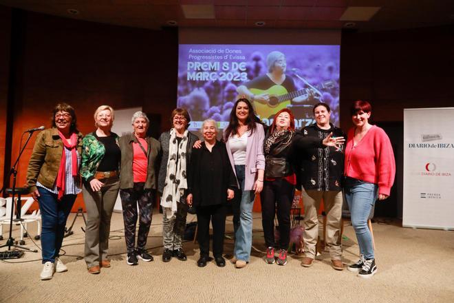 Pilar Garzón, en el centro, con representantes de la Associaciò de Dones Progressistes.