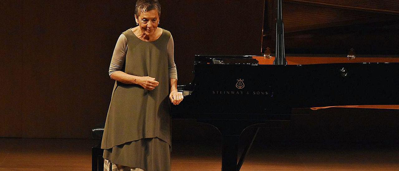 Maria Joao Pires saluda al público tras su actuación en el Teatro Pérez Galdós el pasado lunes. | | LP/DLP