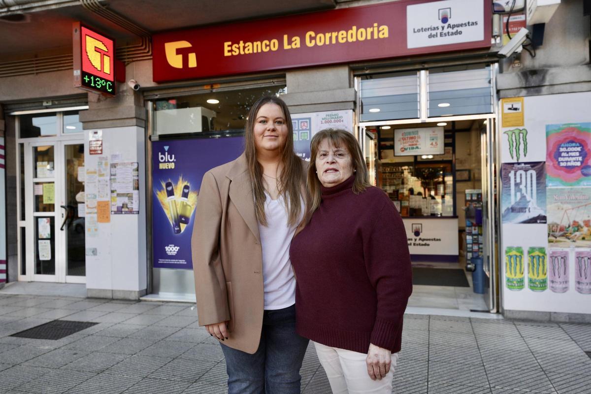 Covadonga Fernández y Ana Isabel González a las puertas de su estanco.