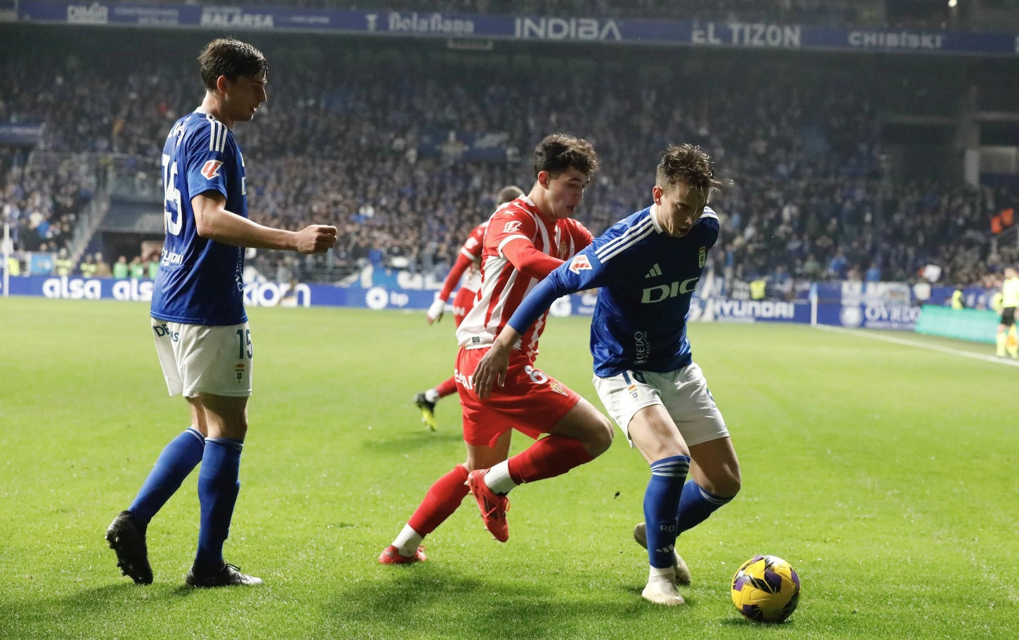 Así fue el derbi asturiano: todas las fotos del encuentro entre el Oviedo y el Sporting en el Tartiere