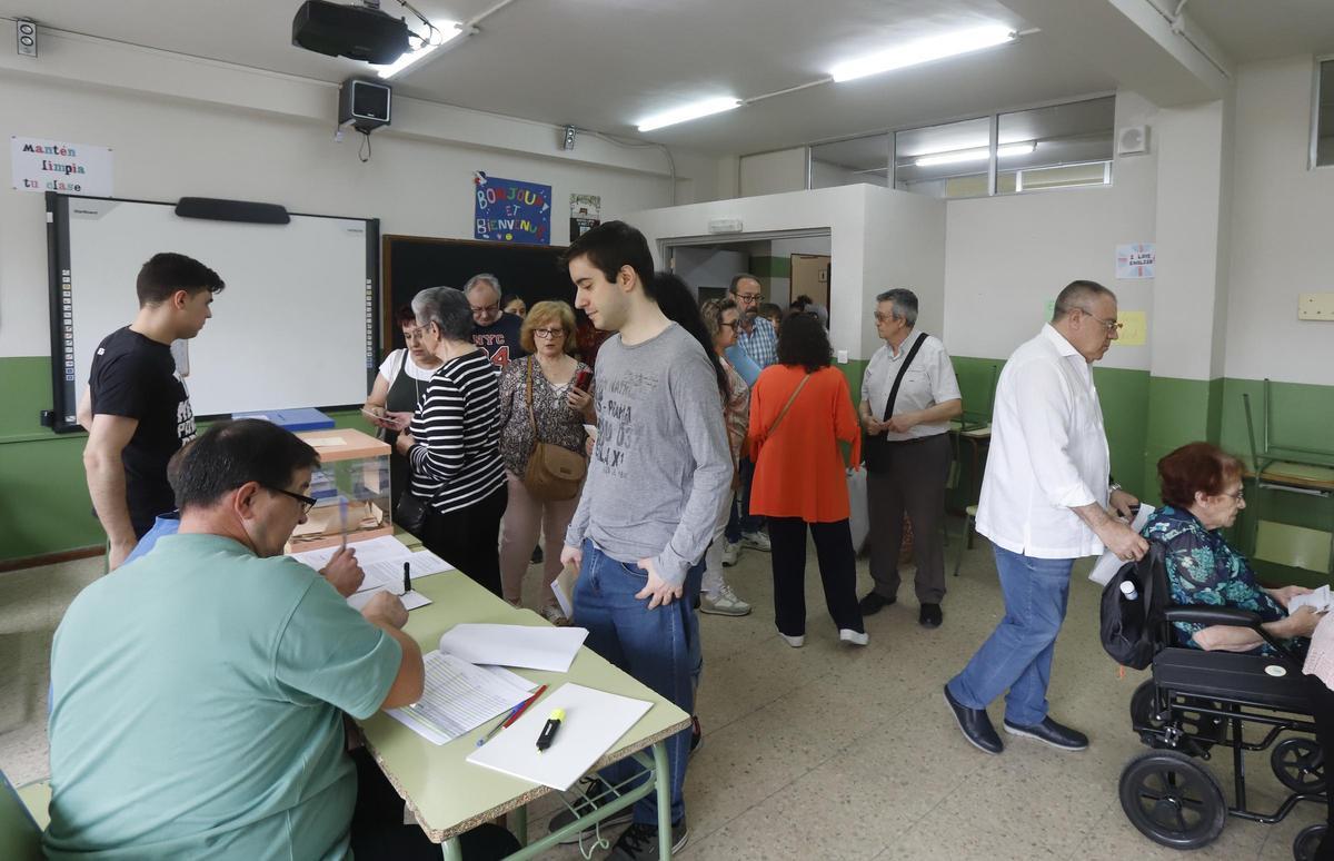 Aragoneses votando en las elecciones autonómicas de mayo de 2023.