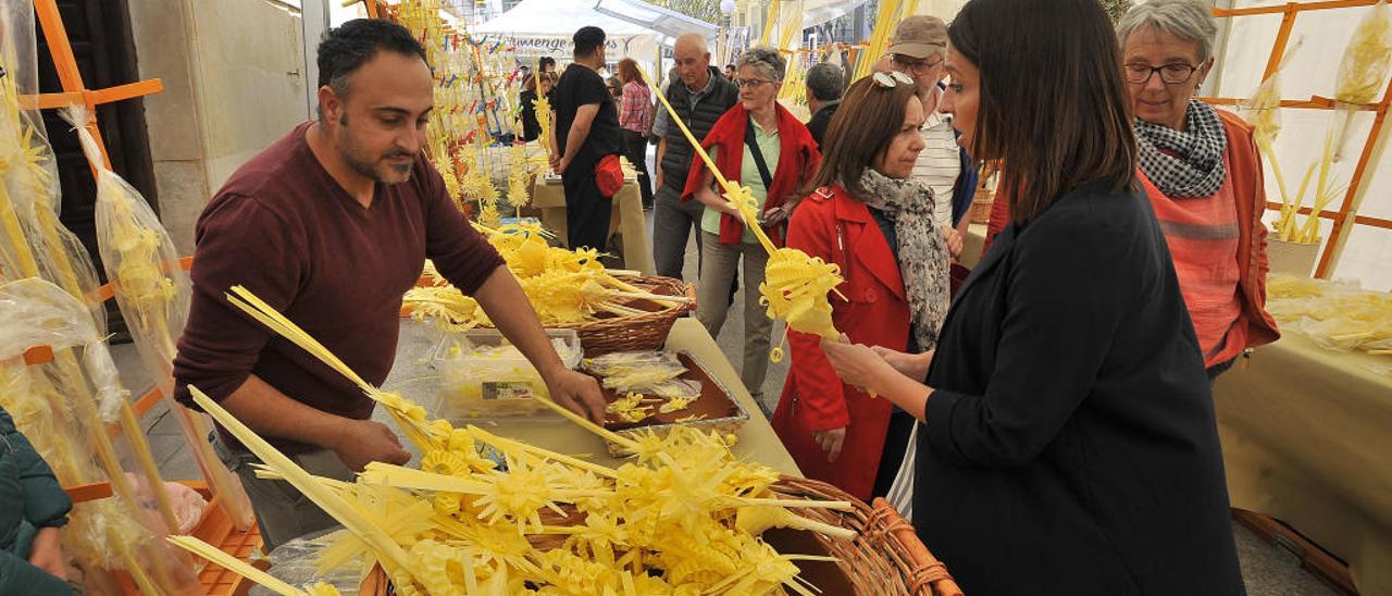 Un puesto con una cesta llena de palmas rizadas, las más demandas para los niños.