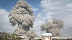 Humo por las explosiones del ataque de EEUU e Israel en Teherán.