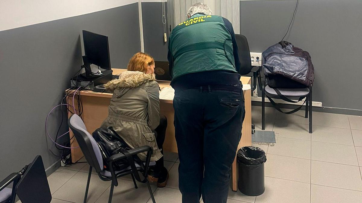 La detenida, en las dependencias de la Benemérita.