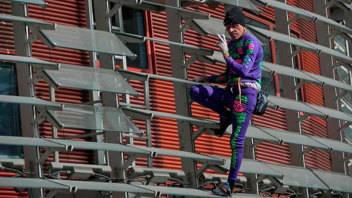 El 'Spiderman francés' escala de nuevo la torre Glòries de Barcelona