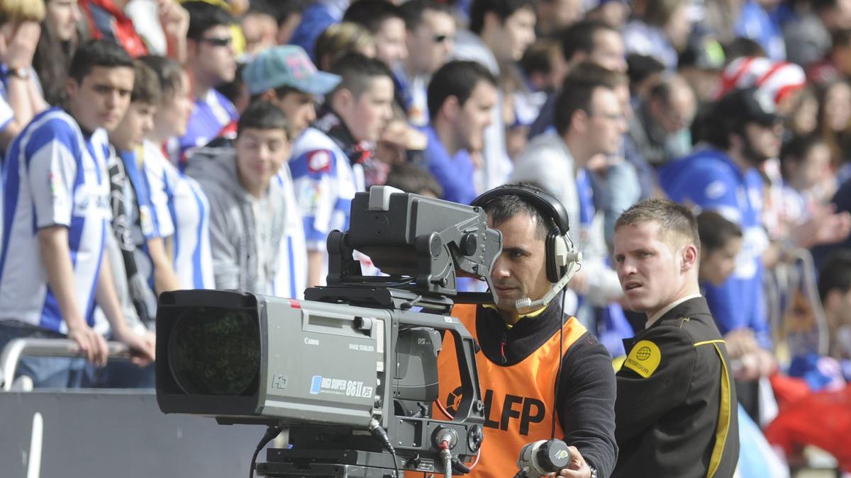 Una cámara de televisión en un partido del Deportivo.
