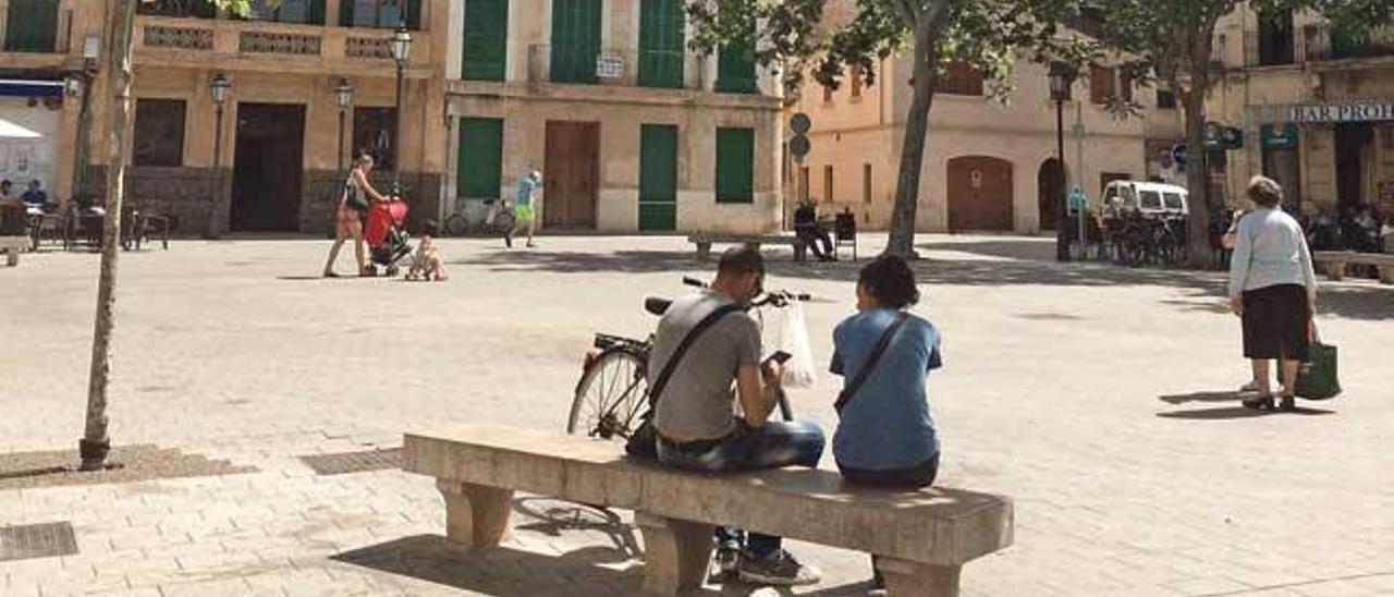 Aspecto de la céntrica plaza de España y edificio consistorial (con banderas).