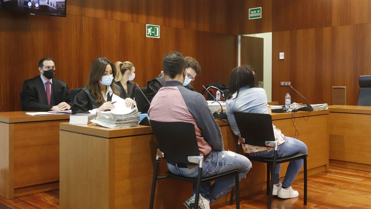 Hendangeline Candy Arrieta y Mohamed Achraf, este martes, en el banquillo de la Audiencia de Zaragoza ANDREEA VORNICU