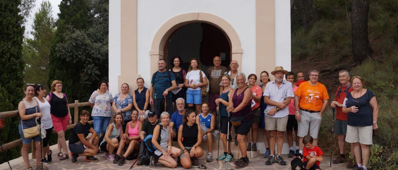 Vecinos y vecinas de Estivella, con el alcalde, en un momento de la visita a la ermita. | LEVANTE-EMV