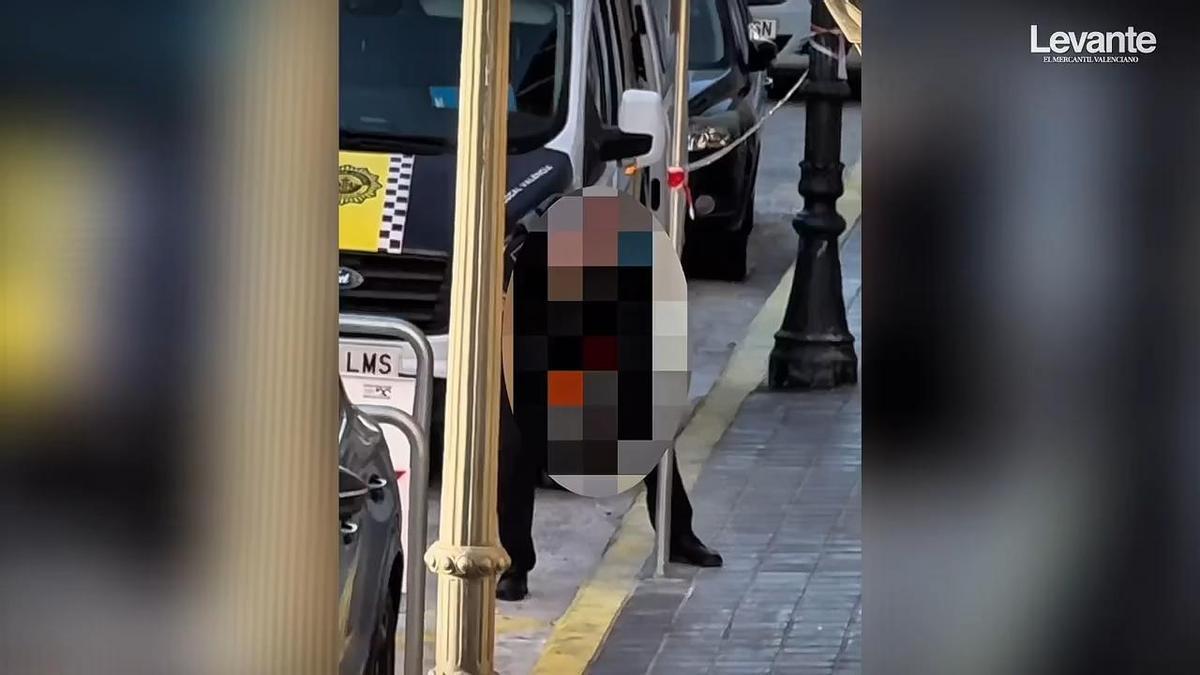 La policía local corta con una radial unas señales ilegales puestas por un bloque de apartamentos que quitan plazas de parking en el Cabanyal