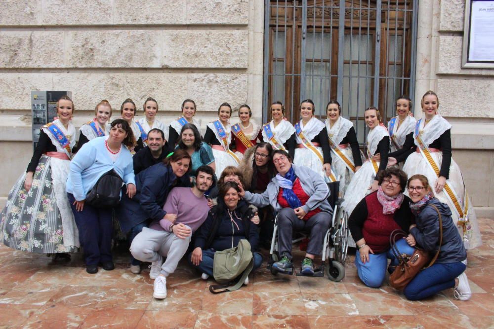 El Centro Ocupacional de Ayora, al que pertenece la tía de Azahara Vallet, se hizo una foto con las trece al bajar del disparo.