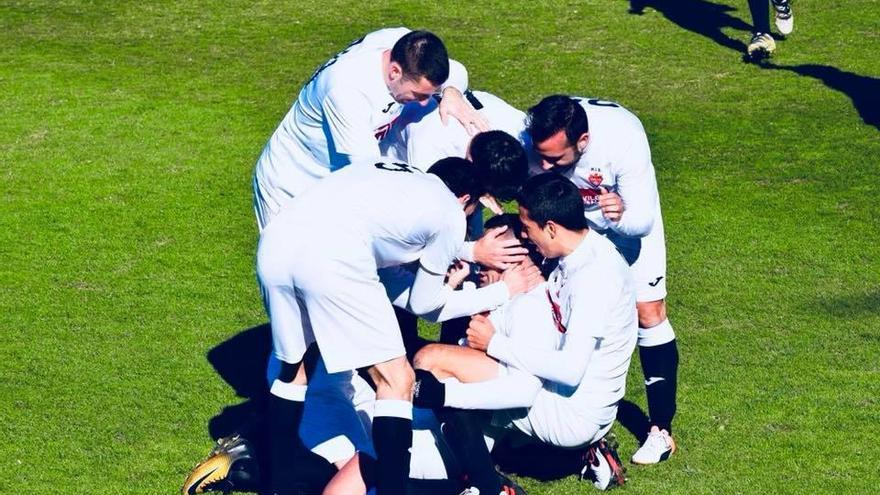 Los futbolistas del Aspe celebran un gol.