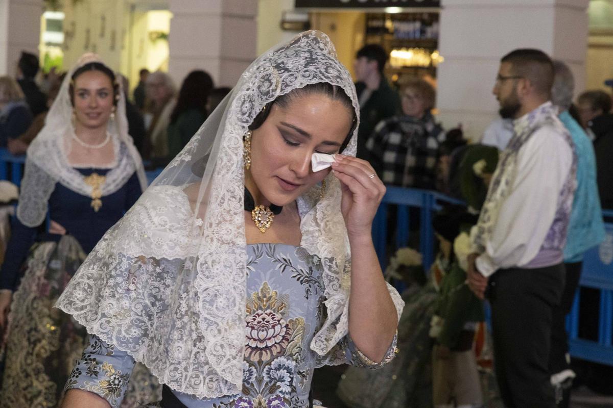 Lágrimas y sonrisas en la última ofrenda de Fallas en Gandia.