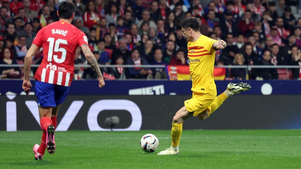 Lewandowski consigue el 0-2 ante el Atlético en el Metropolitano.