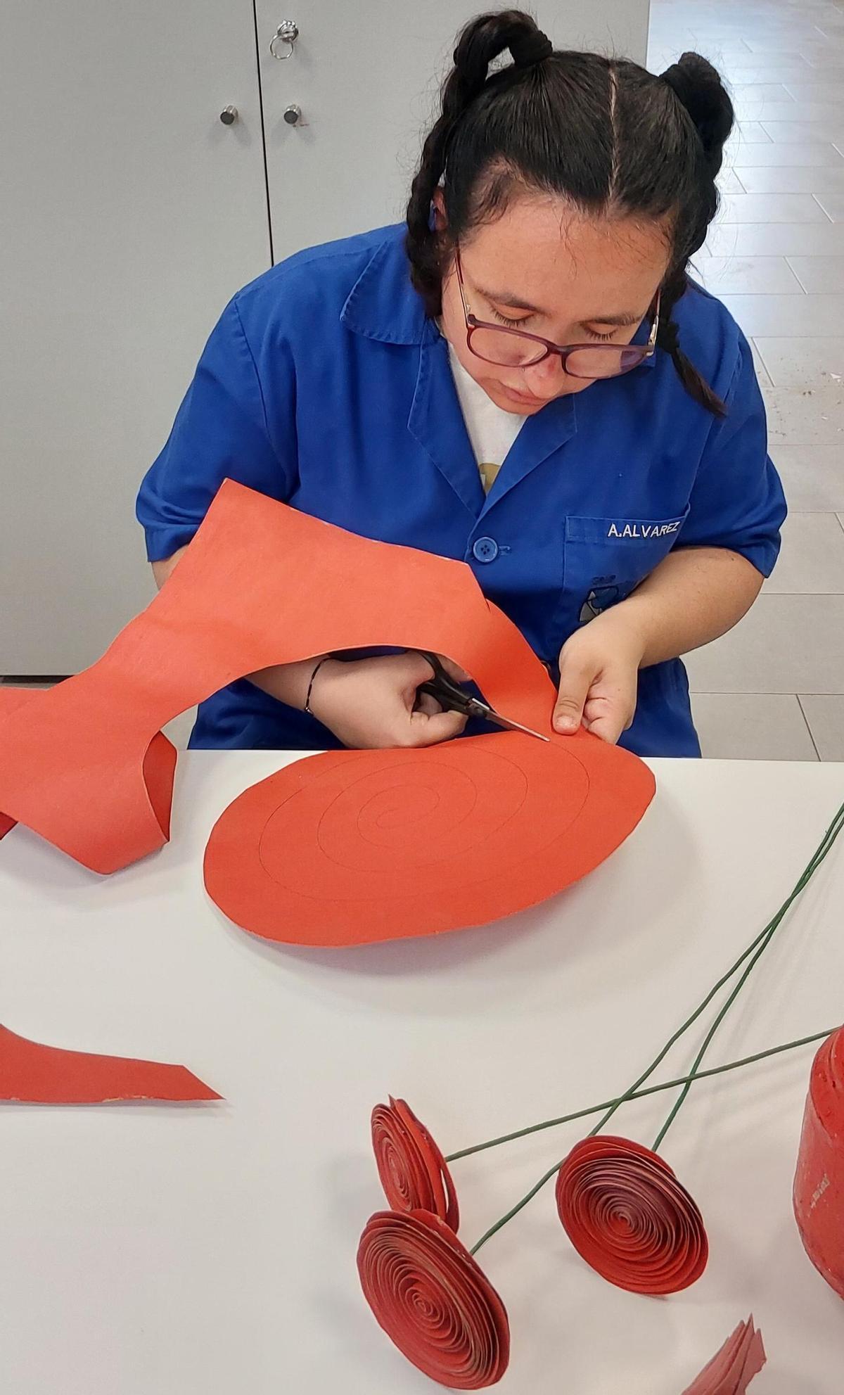 Una usuària de la Fundació Ramon Noguera elaborant flors artesenals.