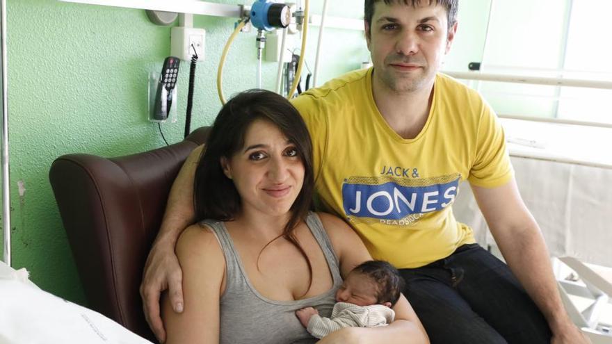 Óscar, primer bebé del año, con sus padres