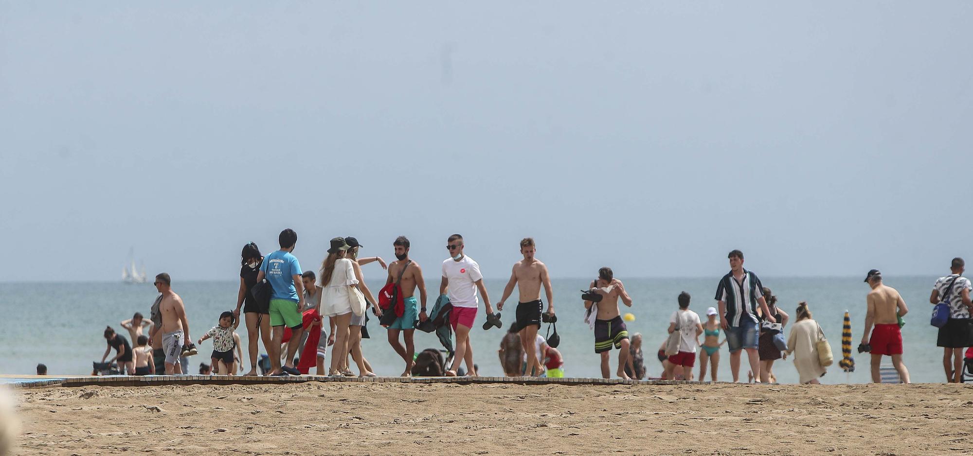 Los valencianos se adelantan al verano pese a las nubes