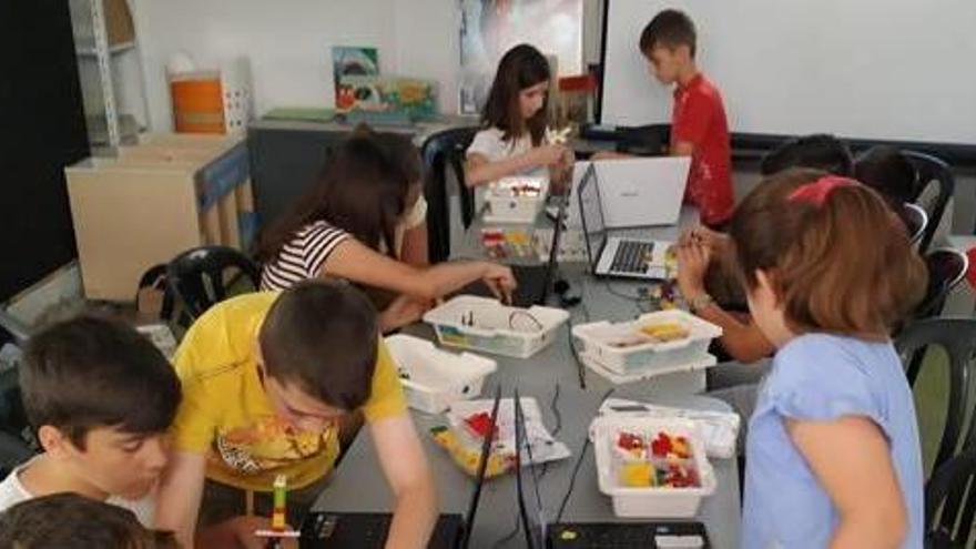 Quince escolares han participado en el taller de robótica.