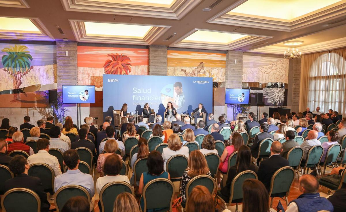 Aspecto general que presentó el salón Palmeras del Hotel Santa Catalina durante el acto celebrado por BBVA. mauricio del pozo / acfipress