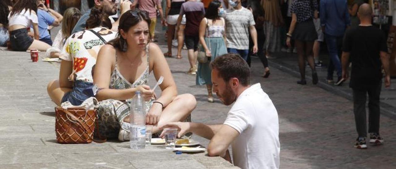 Turistas y cordobeses degustan una tortilla en los muros de la Mezquita-Catedral.