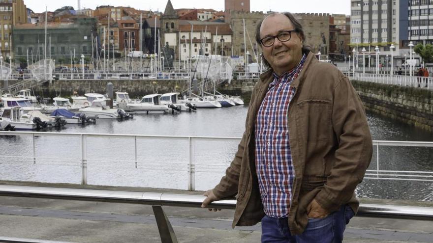 Mario Suárez del Fueyo en el Puerto Deportivo de Gijón.