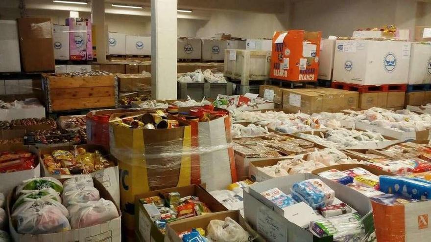 Alimentos almacenados en la nave del Banco de Alimentos, situada en Sárdoma. // R. Grobas
