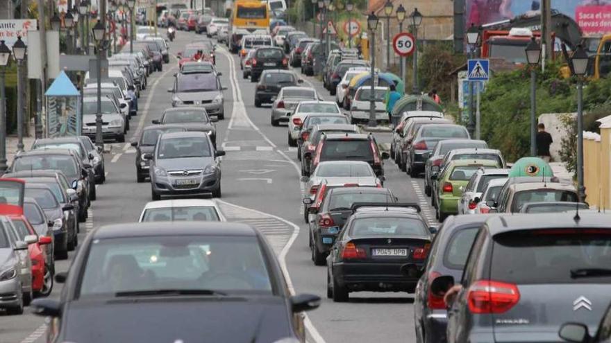 Los coches menos contaminantes tendrán exenciones del 75% en el impuesto del rodaje en Bueu. // S.Á.