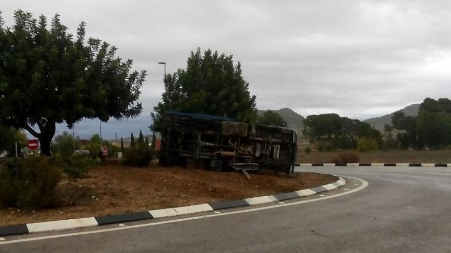 Un camión vuelca en la rotonda del Mañán